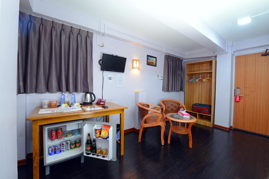 Okkala Hotel Yangon Esterno foto