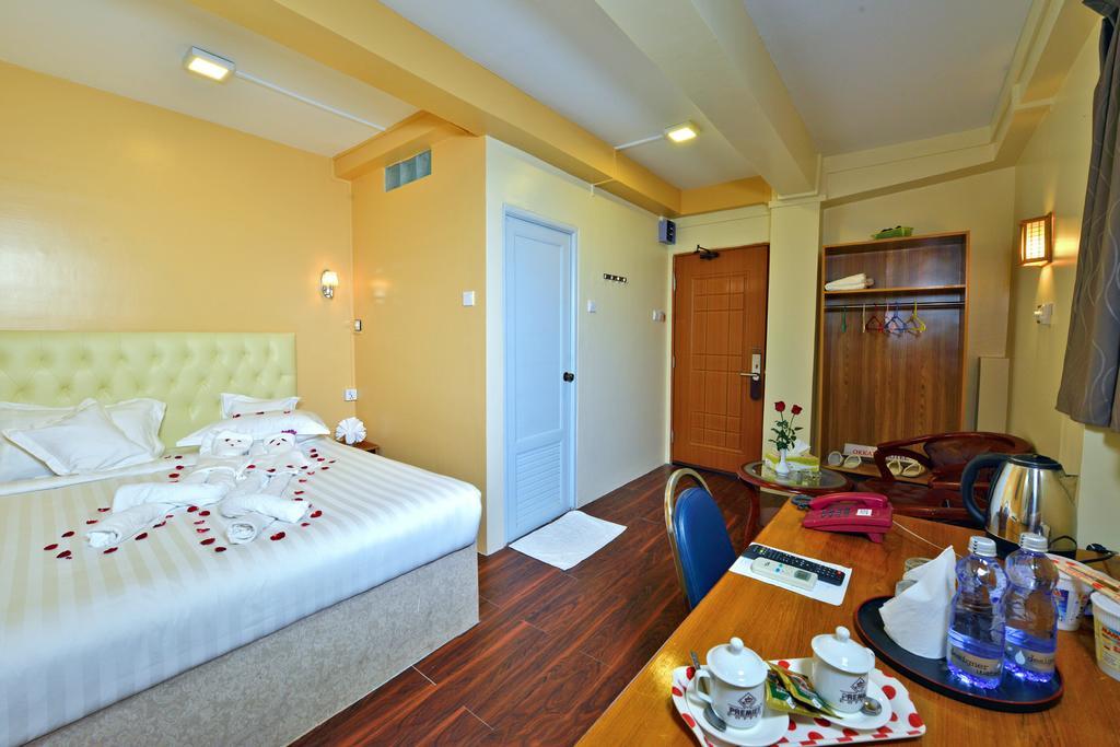 Okkala Hotel Yangon Esterno foto
