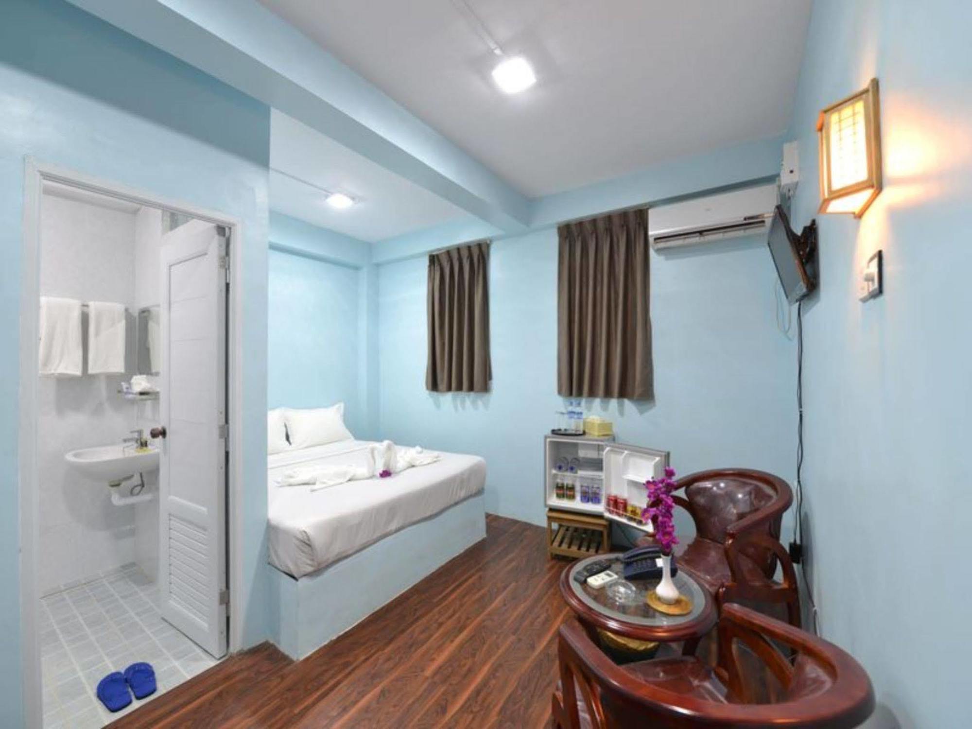 Okkala Hotel Yangon Esterno foto