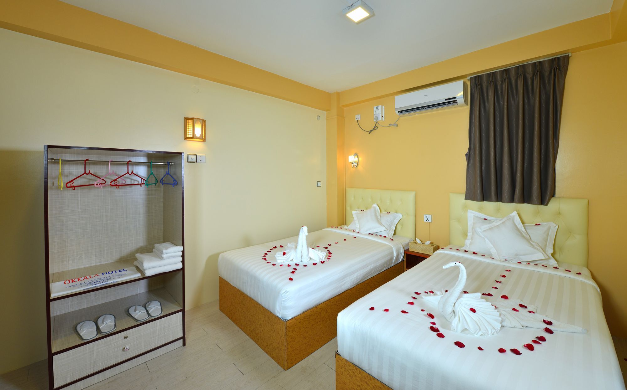 Okkala Hotel Yangon Esterno foto