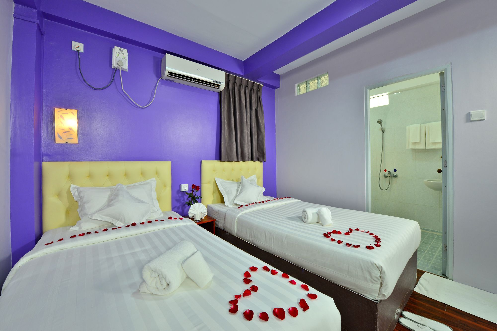 Okkala Hotel Yangon Esterno foto
