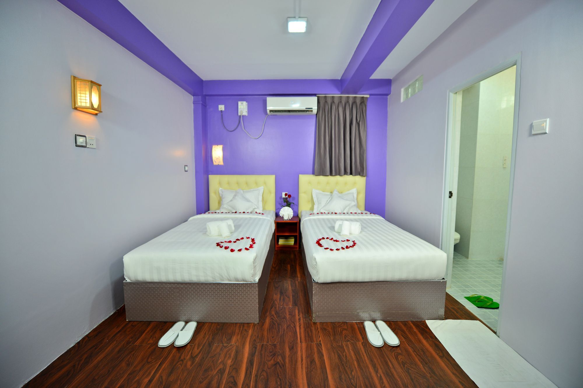 Okkala Hotel Yangon Esterno foto